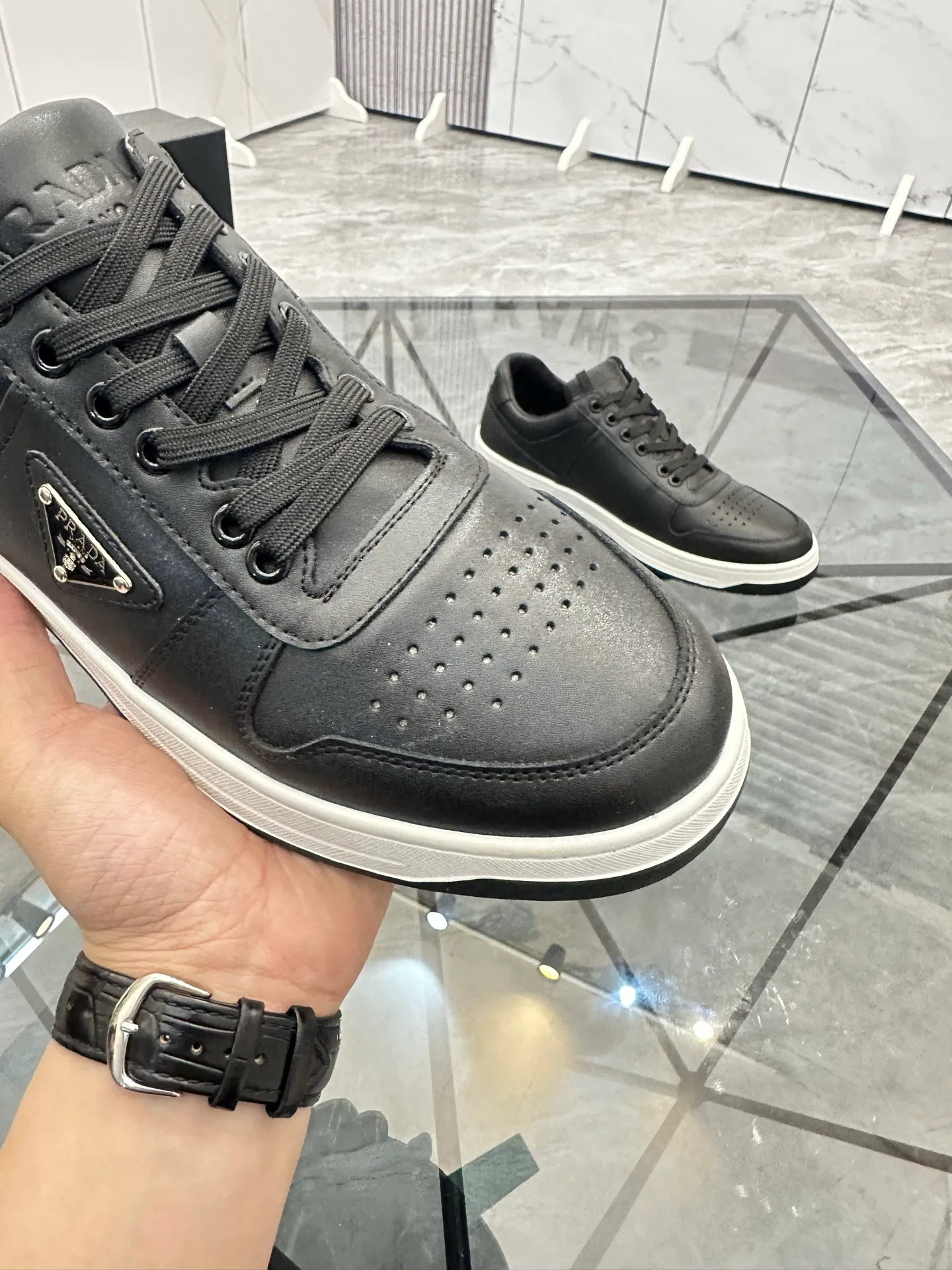 Men's shoes: 💰P400¥ Product trademark: Prada *"Prada*" low-top casual shoes Regular size: 38-44 (can be customized to 45) Product materials: imported cowhide upper, sheepskin lining, original outsole. Number: 020